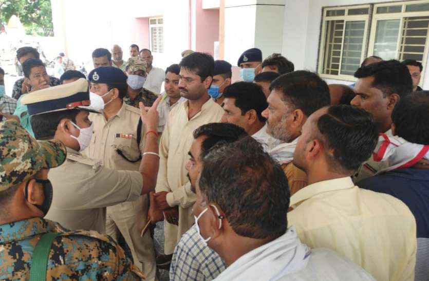 पुलिस की मनमानी: एफआइआर में लूट व रंगदारी का जिक्र नहीं पुलिस की मनमानी: एफआइआर में लूट व रंगदारी का जिक्र नहीं