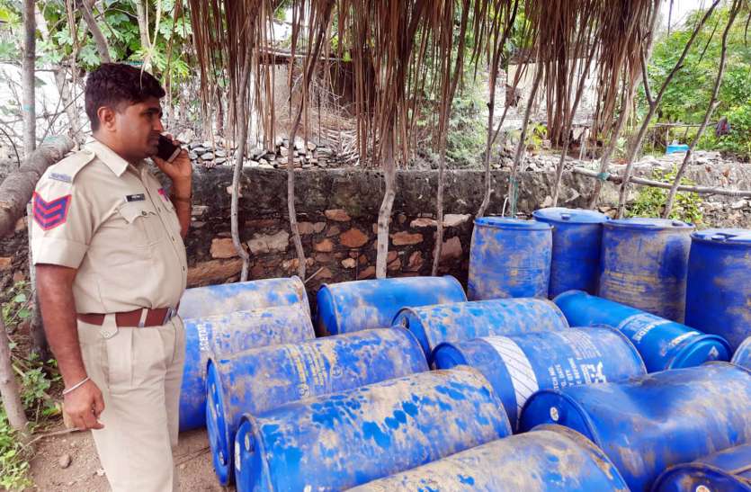 20 हजार लीटर मिलावटी तेल मय टेंकर जब्त 20 हजार लीटर मिलावटी तेल मय टेंकर जब्त