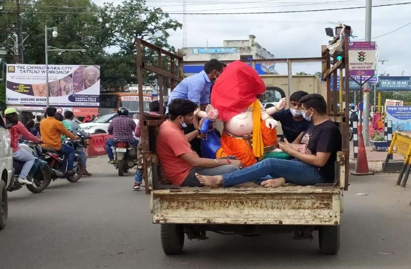 Ganesh Utsav: घरों एवं पंडालों में विराजे गणपति बप्पा, दस दिन रहेगी धूम Ganesh Utsav: घरों एवं पंडालों में विराजे गणपति बप्पा, दस दिन रहेगी धूम