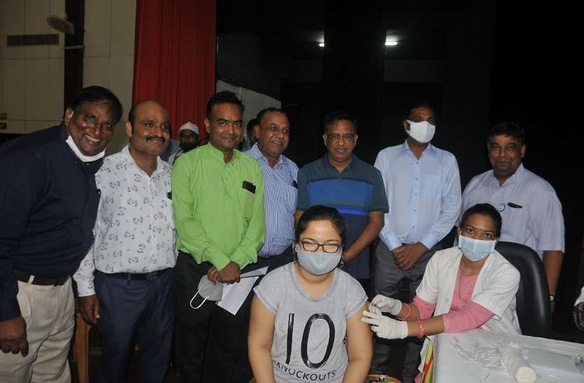मेगा नि:शुल्क कोविड वैक्सिनेशन कैम्प मेगा नि:शुल्क कोविड वैक्सिनेशन कैम्प