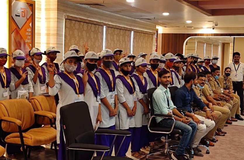 Barabanki News दीनदयाल उपाध्याय ग्रामीण कौशल योजना के प्रशिक्षुओं को डायल 112 दफ्तर में मिला प्रशिक्षण