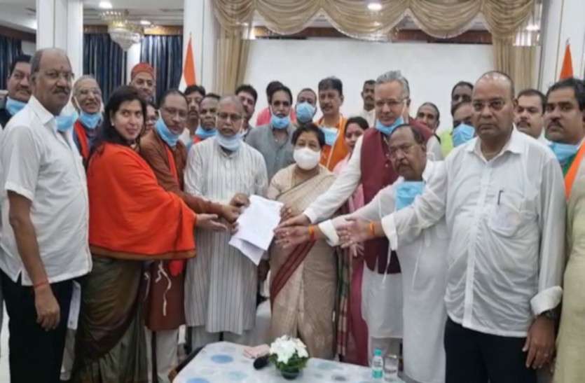 bjp_leaders_in_raj_bhavan_1.jpg बारिश में भीगते राजभवन पहुंचे भाजपा के सांसद-विधायक, राज्यपाल से की प्रदेश में चल रहे धर्मांतरण की शिकायत