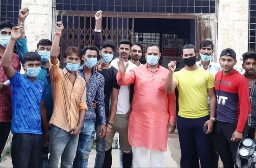 , राष्ट्रीय गौ सेवा संघ के कार्यकर्ताओं ने किया विरोध प्रदर्शन