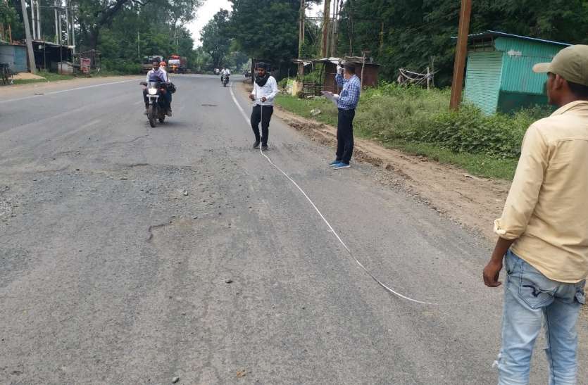 320 potholes on 35 km road, Rs 1 crore will be spent on repair बुधनी से पथरौटा तक ३५ किमी सड़क पर ३२० गड्ढ़े, मरम्मत पर खर्च होंगे १ करोड़ रुपए