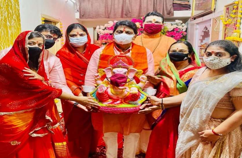 घर घर गूंजे गणपति बप्पा के जैकारे घर घर गूंजे गणपति बप्पा के जैकारे
