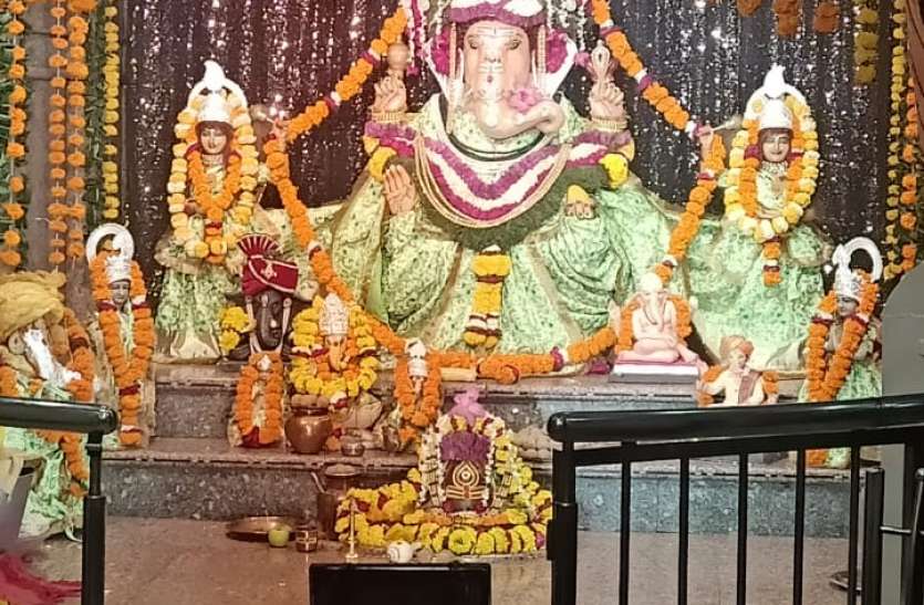 घर-घर गणपति बप्पा मोरिया का जयघोष, गूंज रही आरती की स्वरलहरियां घर-घर गणपति बप्पा मोरिया का जयघोष, गूंज रही आरती की स्वरलहरियां