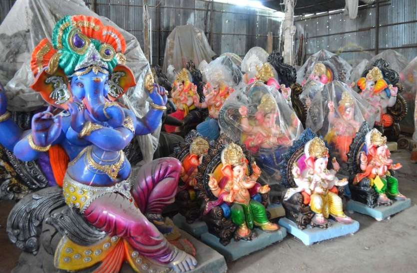 ganesha_idols.jpg फूलों व फलों का मिला साथ तो 'इको-फ्रेंडलीÓ हो गए गणपति बप्पा