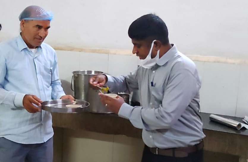 अस्पताल पहुंचे कलेक्टर ने चखा खाना, मिर्ची तेज लगी तो सिविल सर्जन ने दी सफाई, यहां पर थोड़ा मिर्ची ज्यादा का चलन अस्पताल पहुंचे कलेक्टर ने चखा खाना, मिर्ची तेज लगी तो सिविल सर्जन ने दी सफाई, यहां पर थोड़ा मिर्ची ज्यादा का चलन