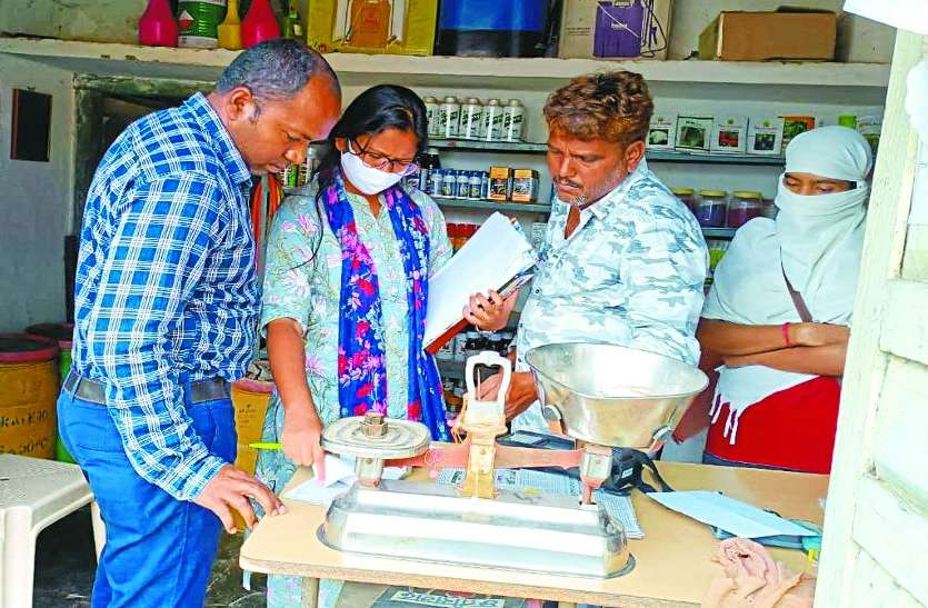 संयुक्त प्रशासनिक टीम ने की मैनपुर में कृषि केंद्रों की जांच संयुक्त प्रशासनिक टीम ने की मैनपुर में कृषि केंद्रों की जांच