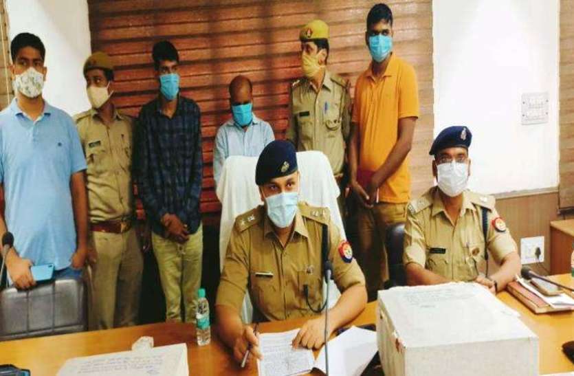hapur_police.jpg एमफिल पास युवक 10 हजार में करवाता था पोस्टग्रेजुएट और 20 हजार में पीएचडी