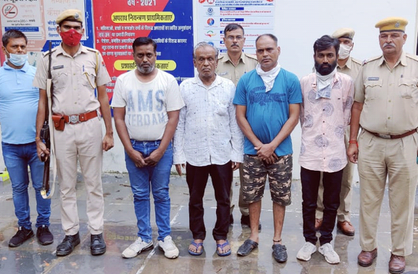 फर्जी रजिस्ट्री मामले में पांच हजार के ईनामी आरोपी सहित चार गिरफ्तार फर्जी रजिस्ट्री मामले में पांच हजार के ईनामी आरोपी सहित चार गिरफ्तार