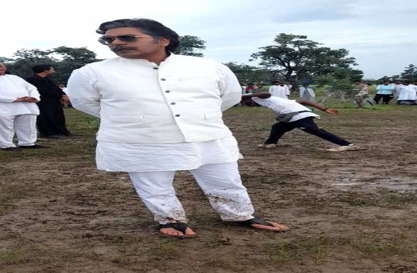 फिल्म की शूटिंग करने कवर्धा पहुंचे मशहूर बॉलीवुड एक्टर आशुतोष राणा, एक झलक पाने लोगों की उमड़ी भीड़