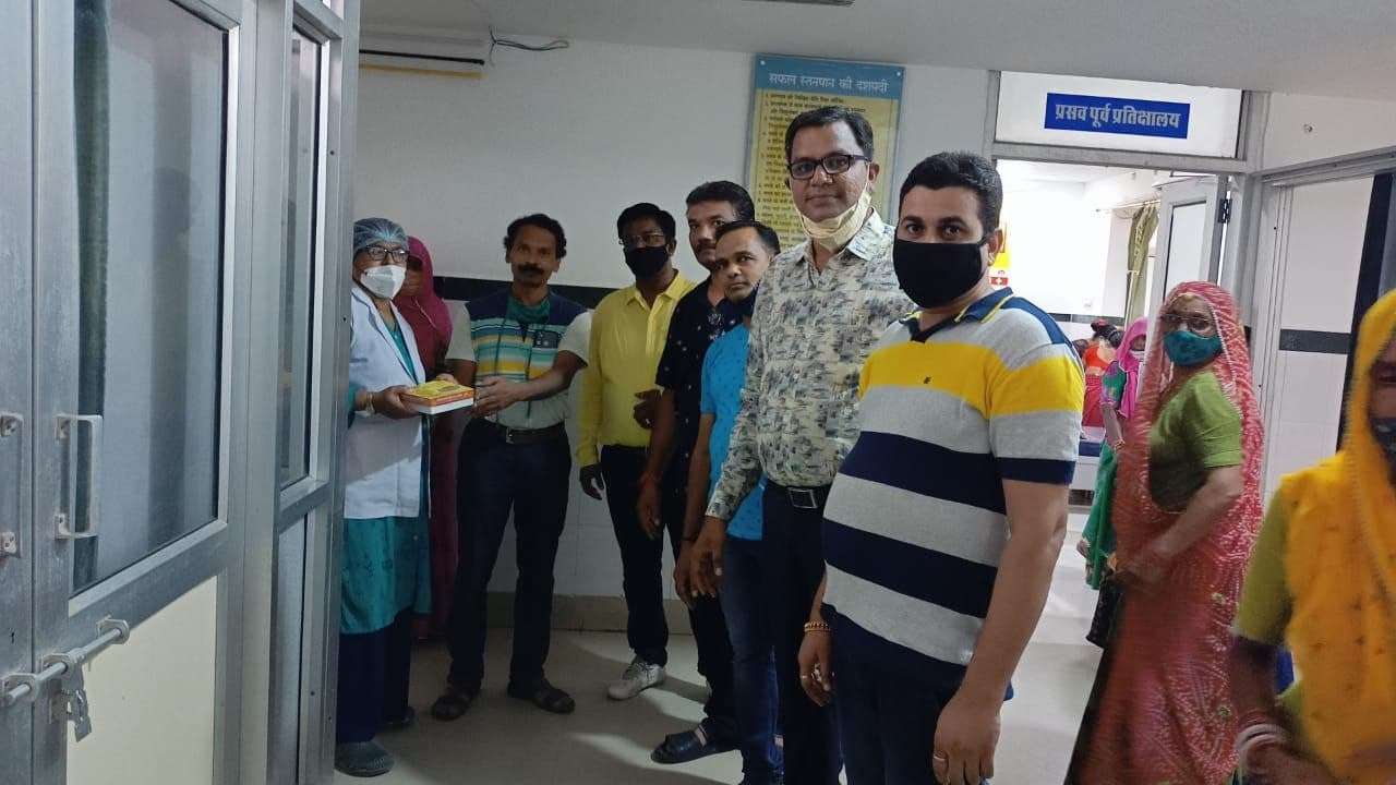 भाई की कलाई पर सजा बहना का प्यार
