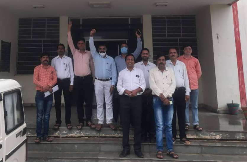 अधिवक्ता प्रोटेक्शन एक्ट को लागू करवाने कीमांग अधिवक्ता प्रोटेक्शन एक्ट को लागू करवाने कीमांग