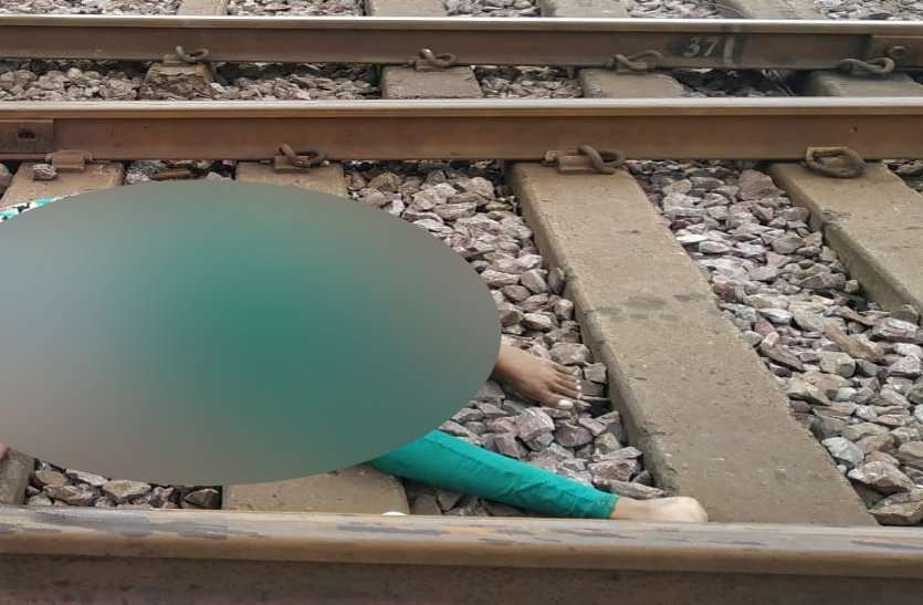 चलती ट्रेन से गिरकर किन्नर की मौत, भिलाई तीन स्टेशन से पहले रेलवे ट्रैक पर मिली खून से लथपथ लाश चलती ट्रेन से गिरकर किन्नर की मौत, भिलाई तीन स्टेशन से पहले रेलवे ट्रैक पर मिली खून से लथपथ लाश