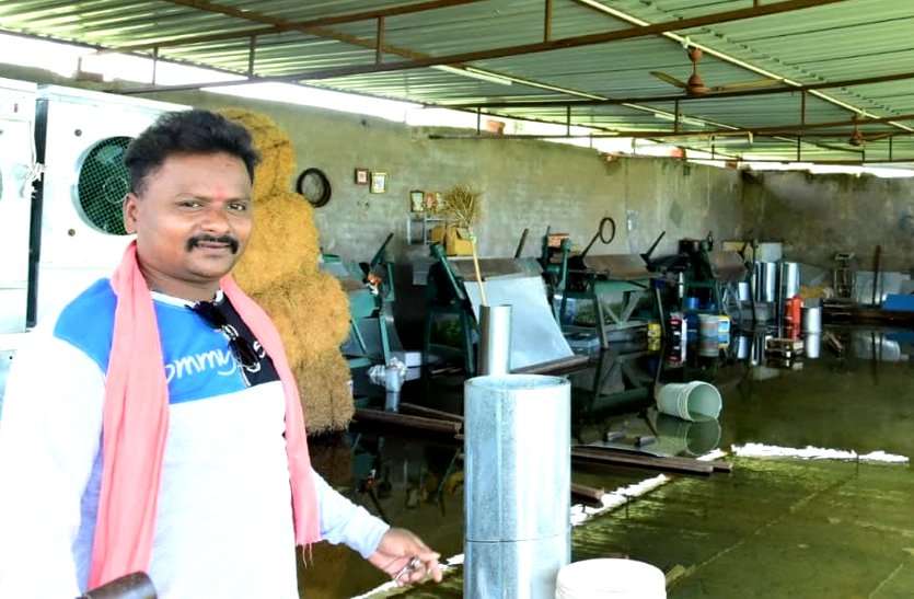 दूसरों के यहां मिस्त्री का काम करता था कमलेश, अब हुनर से बन गया स्टील इंडस्ट्री का मालिक, पढ़िए सफलता की कहानी दूसरों के यहां मिस्त्री का काम करता था कमलेश, अब हुनर से बन गया स्टील इंडस्ट्री का मालिक, पढ़िए सफलता की कहानी