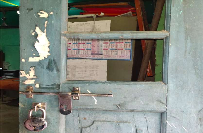 Two numbers stolen in school for the second time in five months पांच महीने में दूसरी बार हुई दो नंबर स्कूल में चोरी