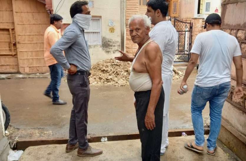 दूषित जलापूर्ति की जांच करने पहुंची इंजीनियरों की टीम दूषित जलापूर्ति की जांच करने पहुंची इंजीनियरों की टीम