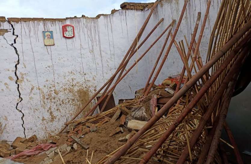 बरसात ने किया बेघर, गर्मी से दिलाई राहत बरसात ने किया बेघर, गर्मी से दिलाई राहत
