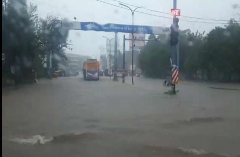 rain_news.jpg राजधानी समेत प्रदेश के कई इलाकों में झमाझम बारिश, सड़कों पर तालाब जैसा नजारा
