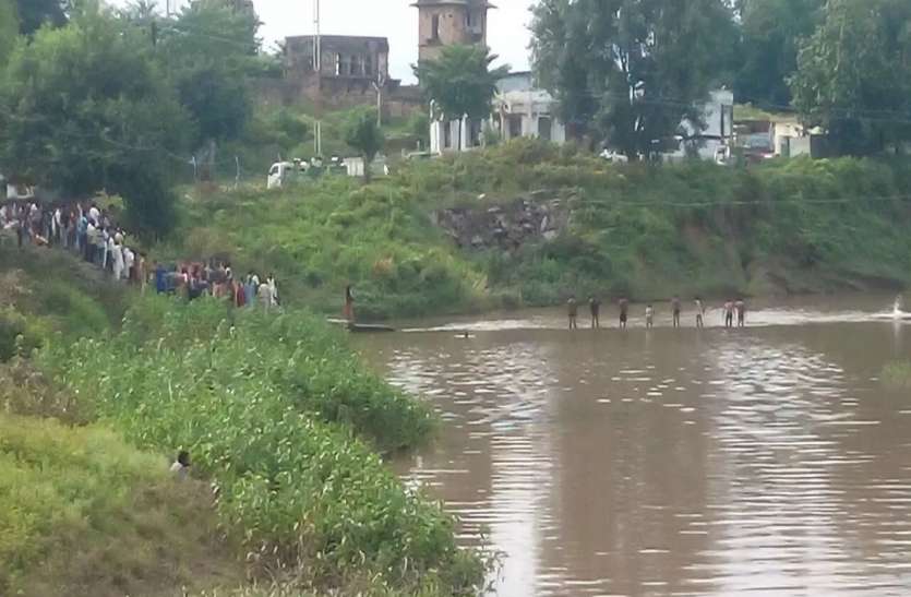 रेवड़ा नदी में डूबे दो किशोर 17 घंटे की मशक्कत के बाद रेड़वा नदी से निकाले जा सके किशोरों के शव