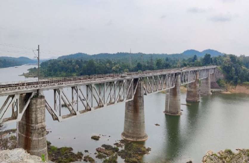 tvapul.jpg indian railways: तवा रेलवे ब्रिज और बागरातवा सुरंग से डेढ़ सौ साल से गुजर रही ट्रेनें