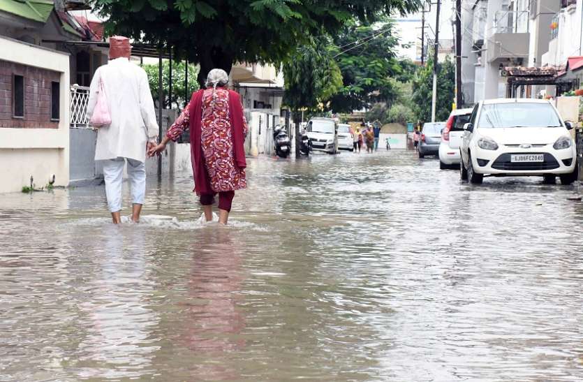 वडोदरा शहर में चार इंच बारिश, पानी जमा होने से परेशानी वडोदरा शहर में चार इंच बारिश, पानी जमा होने से परेशानी