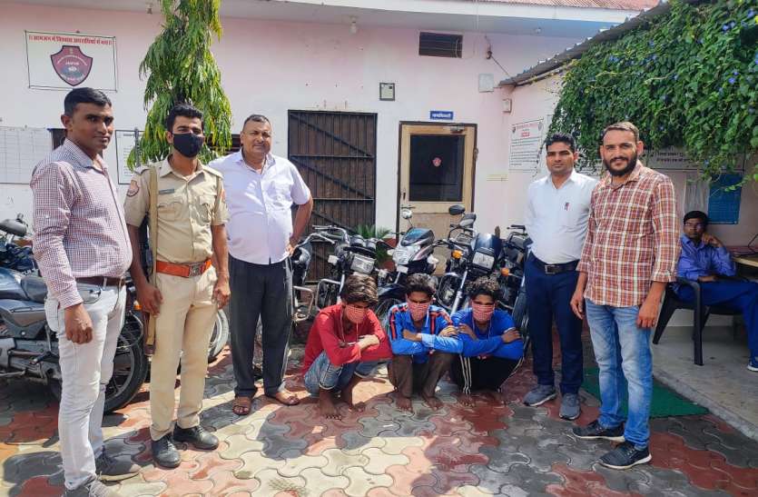 तीन शातिर वाहन चोर गिरफ्तार तीन शातिर वाहन चोर गिरफ्तार