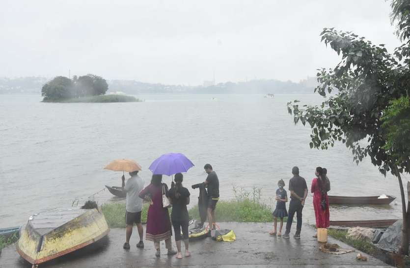 दो मानसूनी सिस्टम के बीच से गुजर रही दो द्रोणिकाओं का संयोजन कई जगहों पर करा सकता है भारी बारिश दो मानसूनी सिस्टम के बीच से गुजर रही दो द्रोणिकाओं का संयोजन कई जगहों पर करा सकता है भारी बारिश