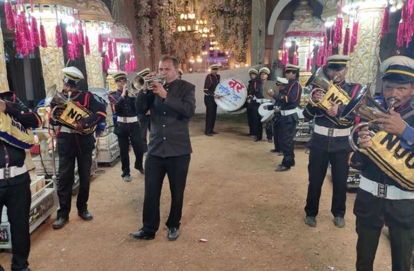 टेंट, हलवाई, घोड़ी-बाजा, डेकोरेशन और कैटरिंग कारोबारियों ने बयां किया दर्द कोरोना ने 'बजाया बैंड', पाबंदी हटे तो गाड़ें सफलता का तम्बू