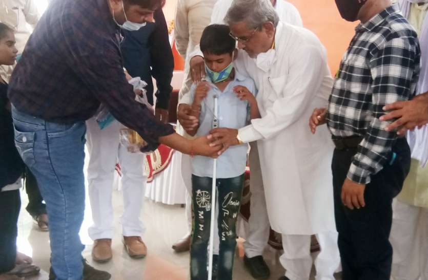 13_nsp_50.jpg 21 दृष्टिहीन दिव्यांगों को सांसद सोनी और राव ने प्रदान की स्मार्ट स्टिक