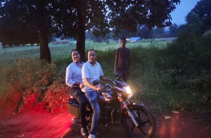 CMHO दुर्गम क्षेत्र में खुद बाइक पर सवार होकर पहुंचे सीएमएचओ, ट्रैक्टर पर लाए डिलीवरी टेबल और मेडिकल उपकरण