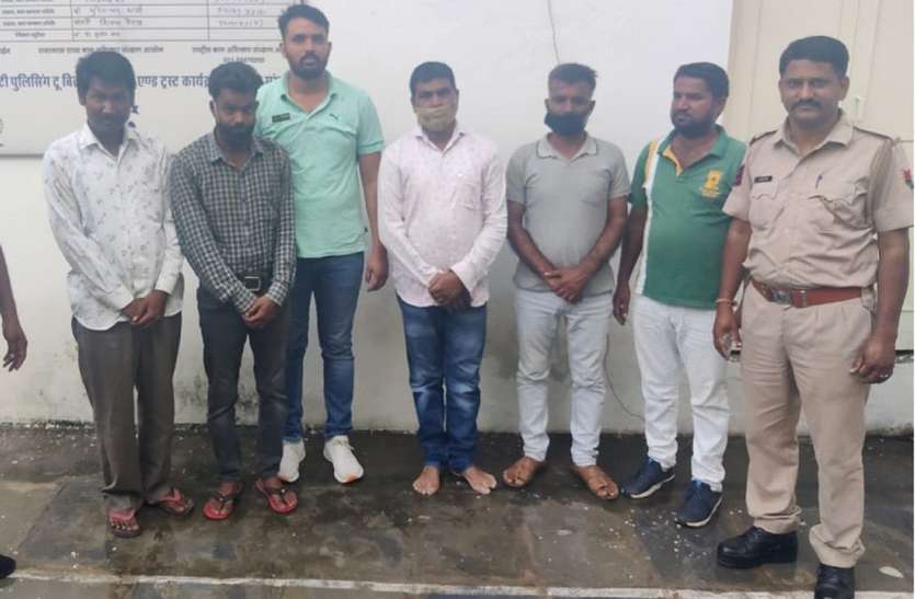 जुआ खेलते 6 आरोपी गिरफ्तार जुआ खेलते 6 आरोपी गिरफ्तार