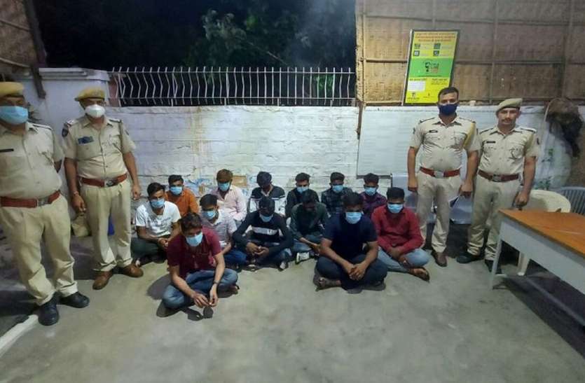 कैफे की आड़ में एक और हुक्का बार पकड़ा, संचालक गिरफ्तार कैफे की आड़ में एक और हुक्का बार पकड़ा, संचालक गिरफ्तार