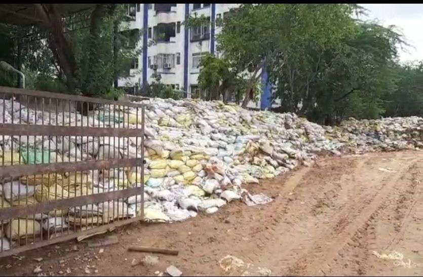 2 दिन : गड्ढे भरने में  खपाए 3500 मिट्टी के कट्टे