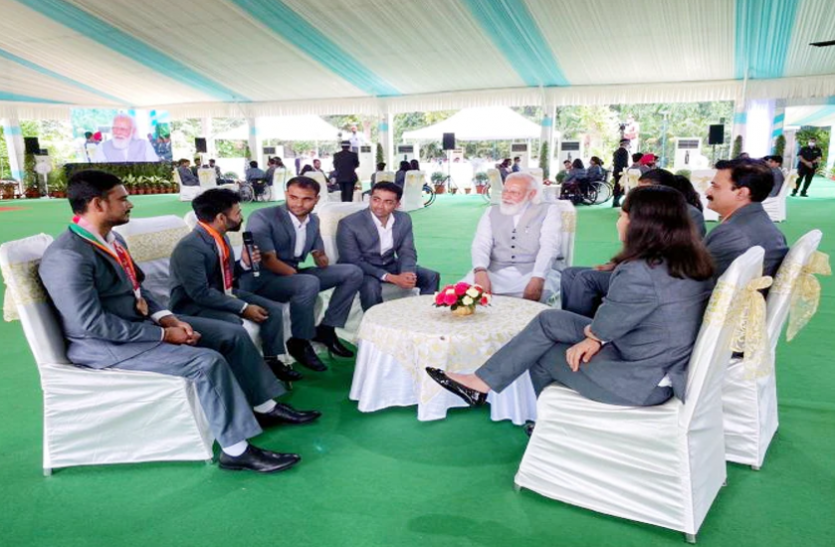 pm_modi_.png पीएम मोदी से मुलाकात के दौरान भावुक हुए पैरा एथलीट्स, कहा-ऐसा सम्मान किसी ने नहीं दिया, देखें वीडियो