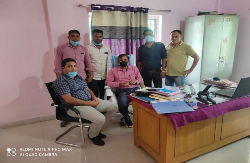 Lokayukta Sagar's team took action under the Corruption Act ६ हजार की रिश्वत लेते वेयर हाउसिंग एवं लॉजिस्टिक कार्पोरेशन जिला प्रबंधक रंगे हाथों पकडे