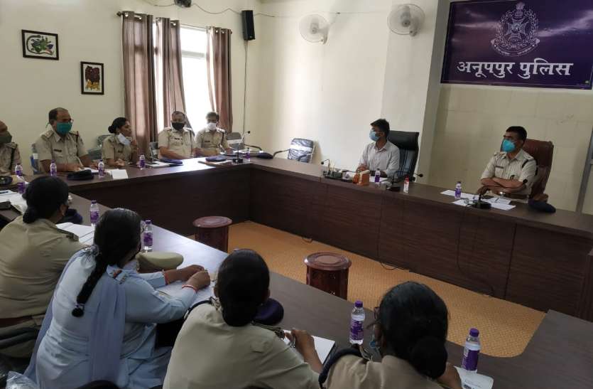 Review of crimes related to women by Superintendent of Police, informa पुलिस अधीक्षक ने महिला संबंधी अपराधों की समीक्षा, घटनाओं की प्रकृति सम्बंधि ली जानकारी
