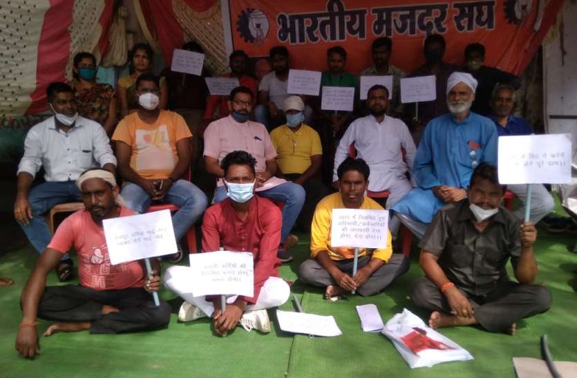 For the second day in demand of salary, the work of municipal employee वेतन की मांग में दूसरे दिन भी नगरपालिका कर्मचारियों का काम बंद हड़ताल, नगर में कूड़ों के लगे ढेर