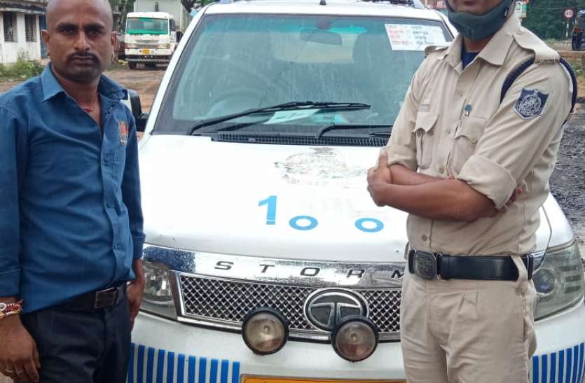 Innocent separated from parents, with the help of bank employee, 100 d माता-पिता से बिछड़ी मासूम, बैंक कर्मचारी की मदद से 100 डायल कर्मी ने परिजनों से मिलाया