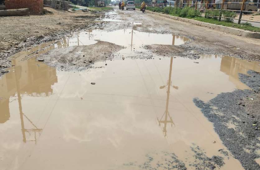 नाले का पानी भरने से स्टेट हाइवे पर हुए गहरे गड्ढे नाले का पानी भरने से स्टेट हाइवे पर हुए गहरे गड्ढे