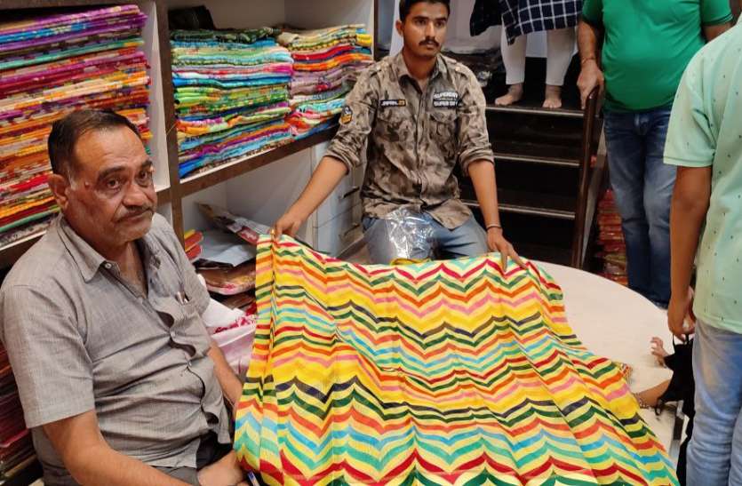 रंग पक्का, गोटा पत्ती पहचान, कॉटन साड़ी की बाहर भी है मांग रंग पक्का, गोटा पत्ती पहचान, कॉटन साड़ी की बाहर भी है मांग
