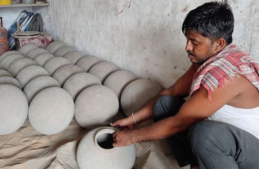 नापासर की मटकियों की ठंडक बाहर भी नापासर की मटकियों की ठंडक बाहर भी
