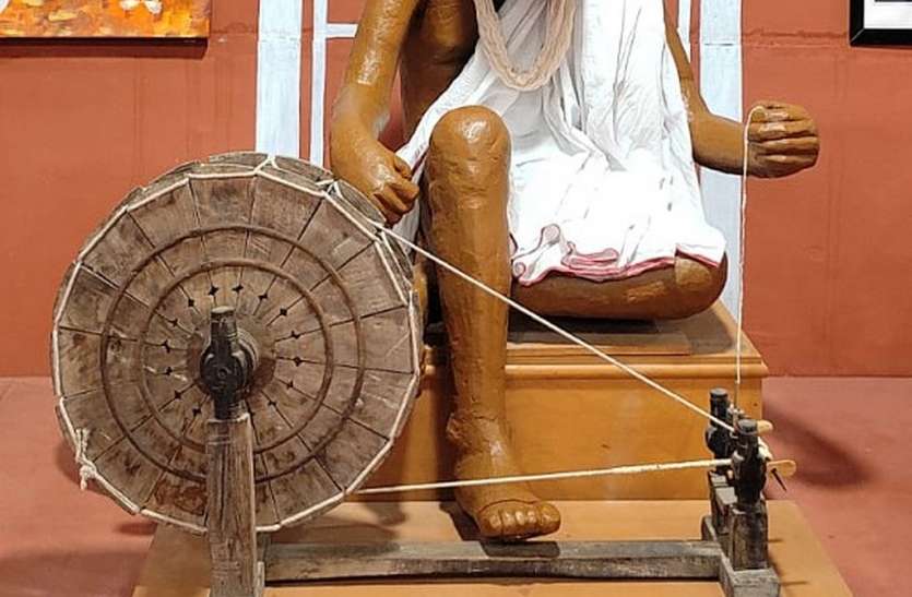 जैसे लगता है बापू ही विचर रहे हों इस आश्रम में जैसे लगता है बापू ही विचर रहे हों इस आश्रम में