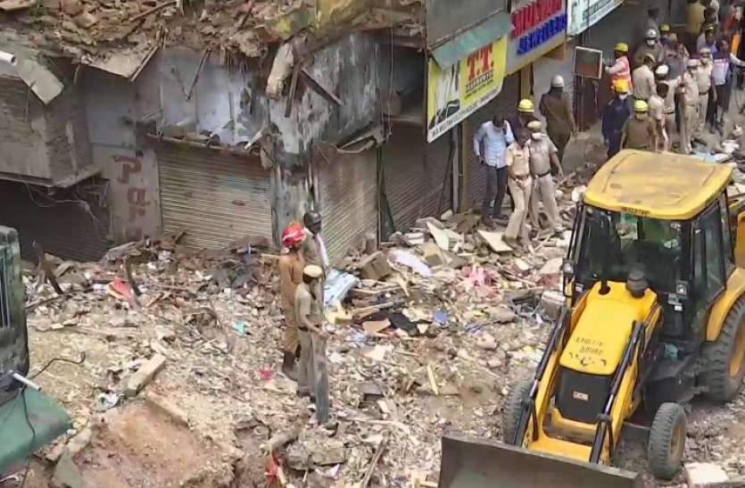 Delhi Building Collapsed Delhi Building Collapsed: सब्जी मंडी इलाके में चार मंजिला इमारत गिरी, मलबे से रेस्क्यू किए गए दो बच्चों की मौत