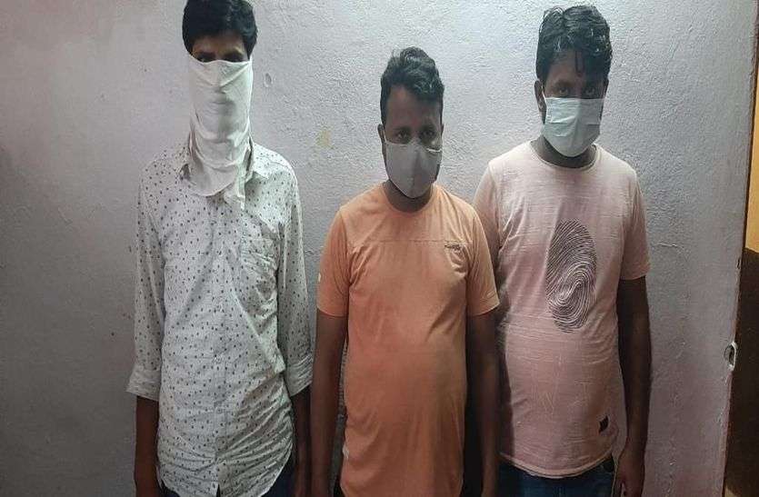 प्रतापगढ़ की गैंग उड़ा रही थी एटीएम से पैसा, 3 गिरफ्तार प्रतापगढ़ की गैंग उड़ा रही थी एटीएम से पैसा, 3 गिरफ्तार