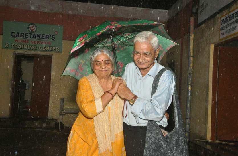 नाती ने पत्तों से कलाकारी का सुझाव दिया तो नाना-नानी ने बना लिए कई रेकॉर्ड नाती ने पत्तों से कलाकारी का सुझाव दिया तो नाना-नानी ने बना लिए कई रेकॉर्ड