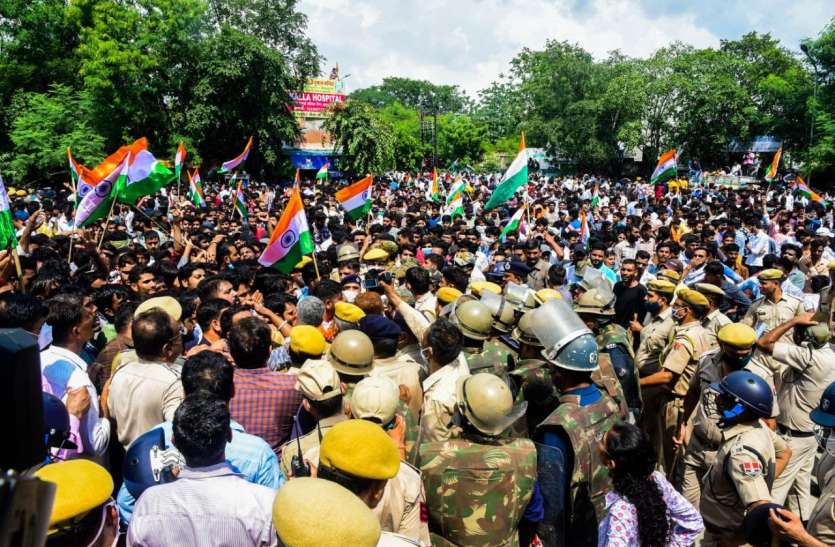 youth_protest.jpg युवाओं की हुंकार, बड़ी संख्या में युवा बढ़े विधानसभा की ओर, शहर में लगा भारी जाम