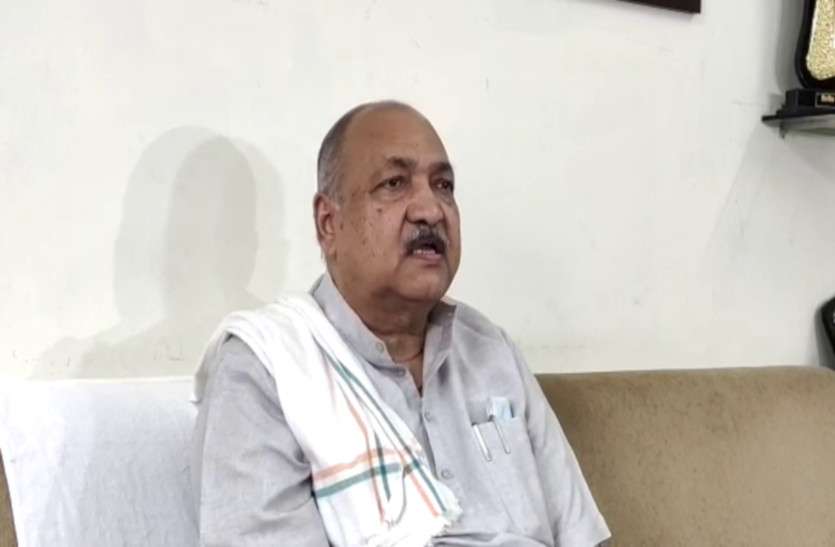 cg_ag_minister.jpg छत्तीसगढ़ में सूखे के हालात पर कृषि मंत्री बोले - 25 से 30 फीसदी फसलों का नुकसान संभावित, सरकार कर रही हरसंभव प्रयास