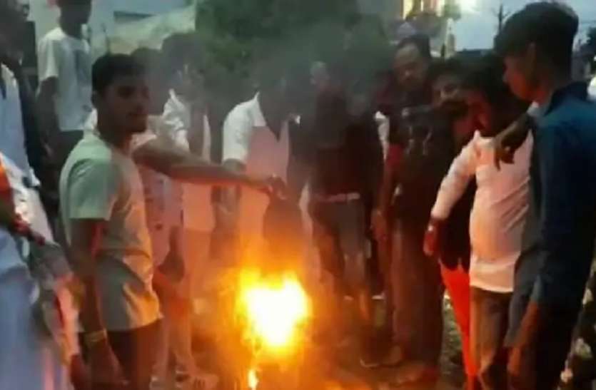 नगर निगम का पुतला जलाते कांग्रेस कार्यकर्ता डेंगू पर नियंत्रण को कांग्रेस ने किया प्रदर्शन तो मिली लाठियां